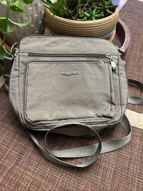 Baggallini Taupe Gray Crossbody Messenger Bag